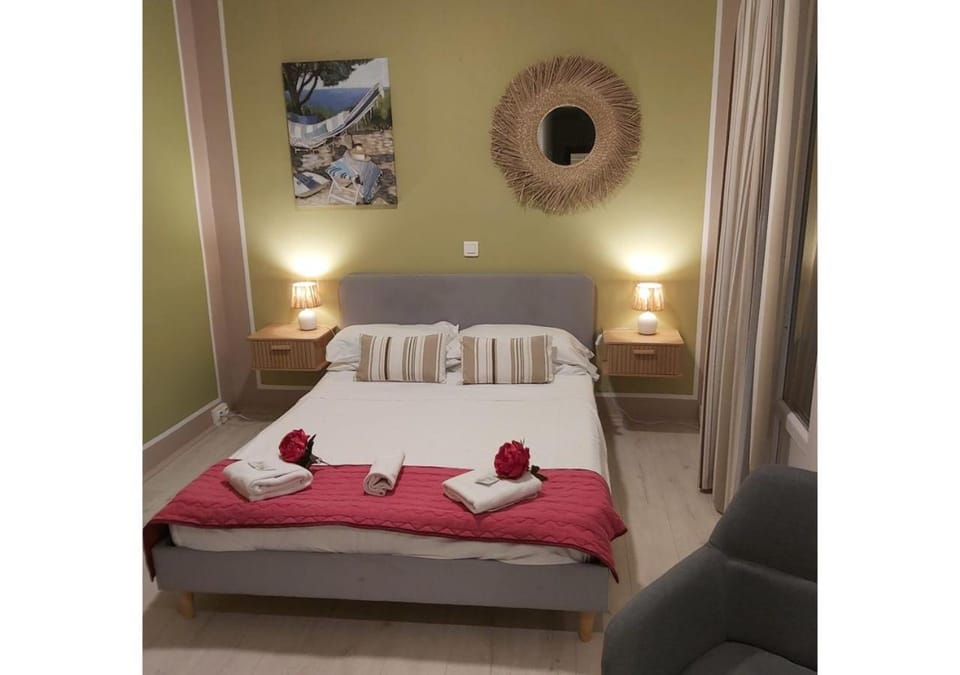 Bed, Photo of the whole room, Bedroom, towels