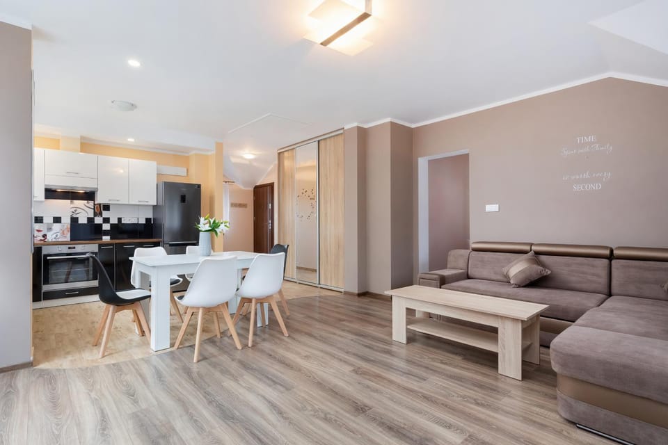 Kitchen or kitchenette, Living room, Seating area, Dining area