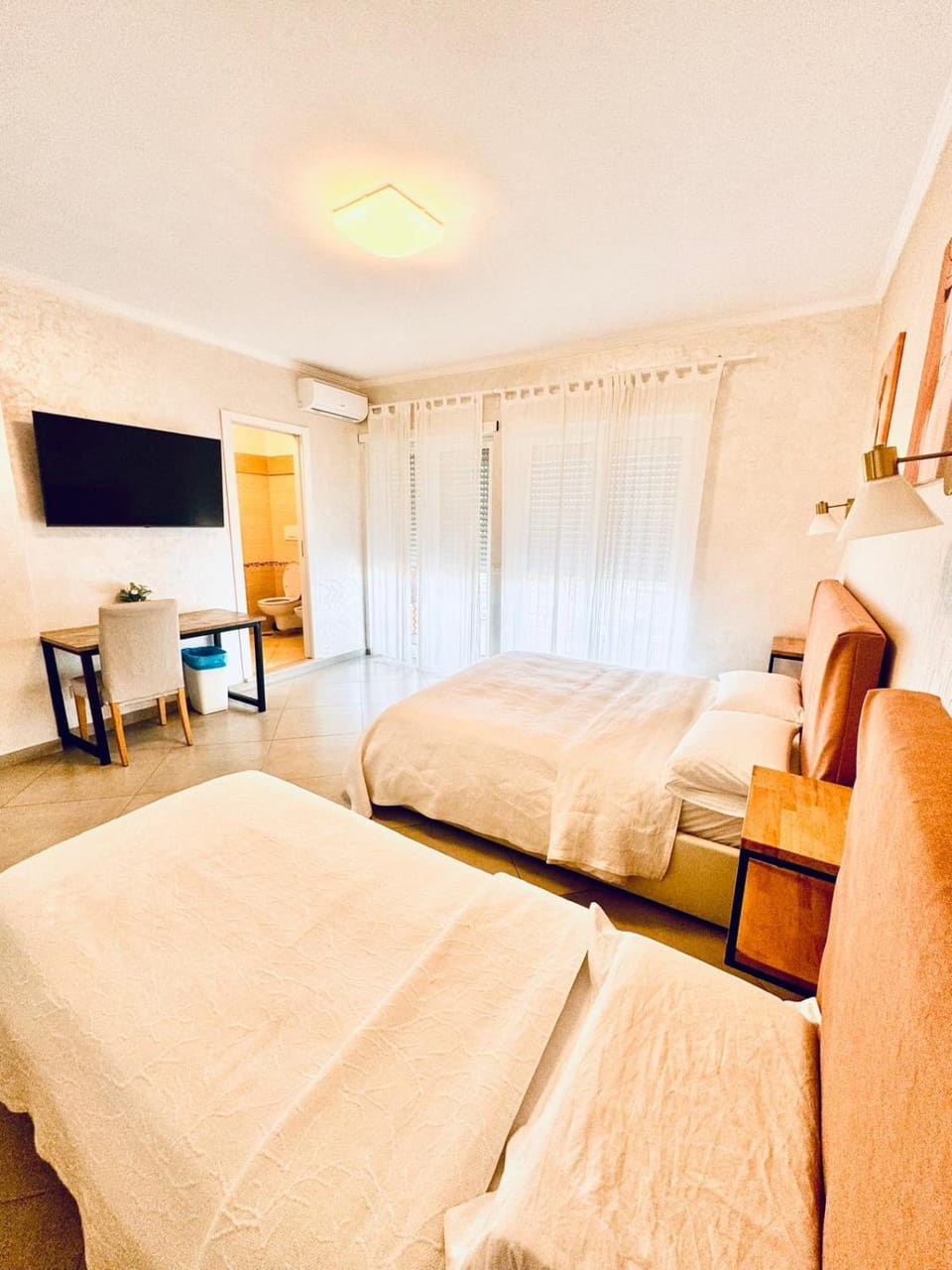 Bed, TV and multimedia, Photo of the whole room, Bedroom