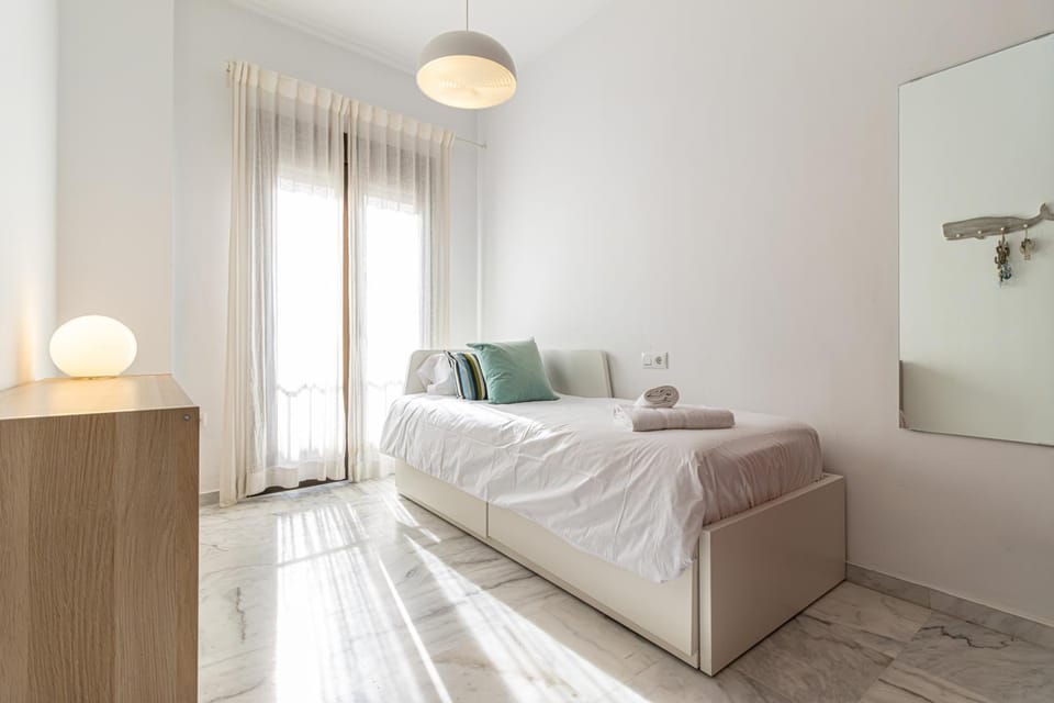 Bed, towels