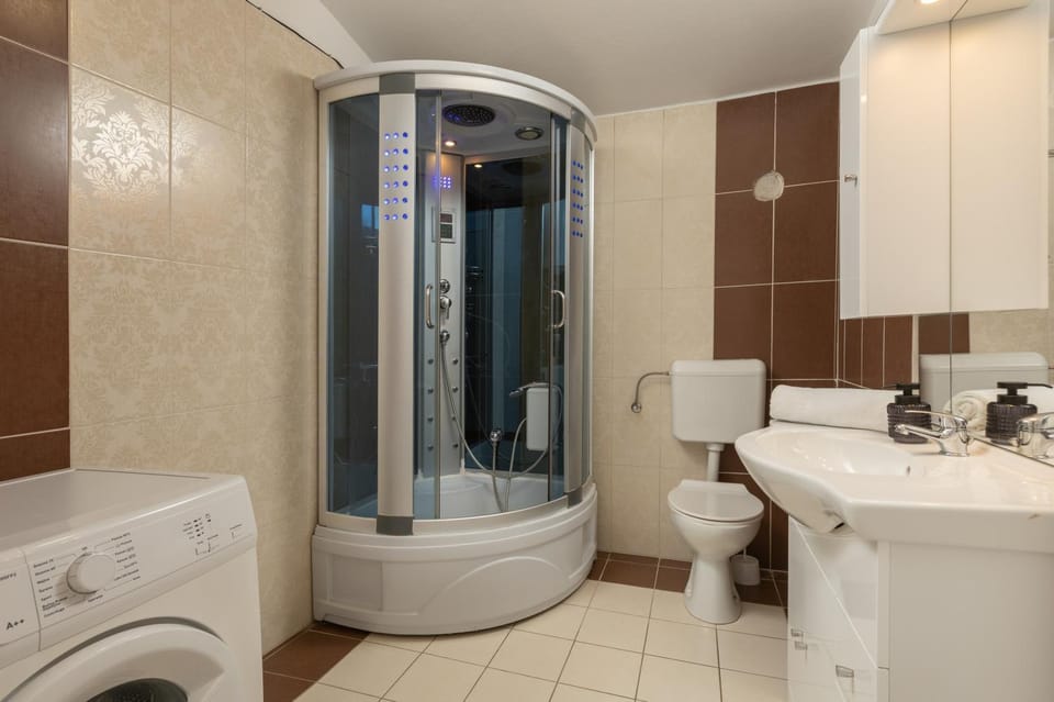 Shower, Toilet, Bathroom, towels, washing machine