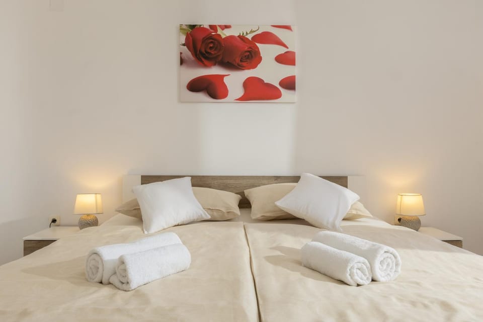 Bed, Bedroom, towels