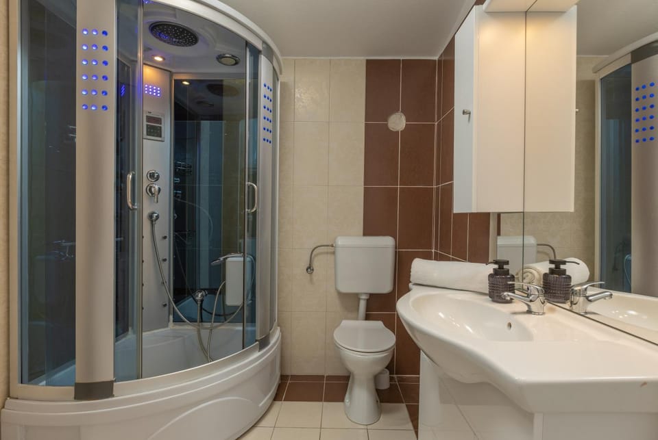 Shower, Toilet, Bathroom, towels