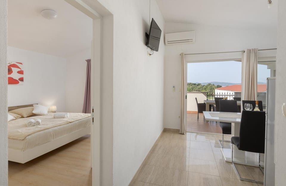 Communal lounge/ TV room, Bed, TV and multimedia, View (from property/room), Balcony/Terrace, Living room, Photo of the whole room, Seating area, Dining area, Evening entertainment, Bedroom, air conditioner