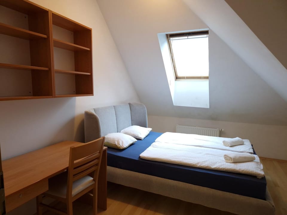 Bed, Photo of the whole room, towels