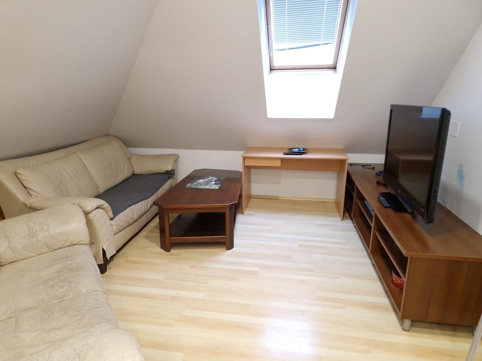 Communal lounge/ TV room, TV and multimedia, Seating area