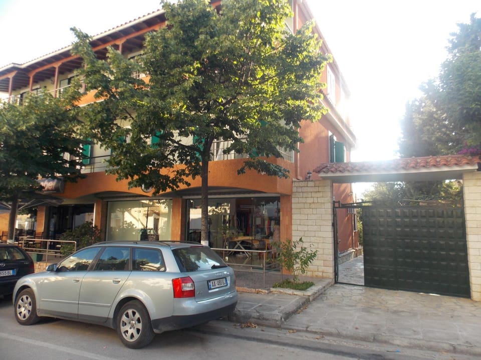 Facade/entrance