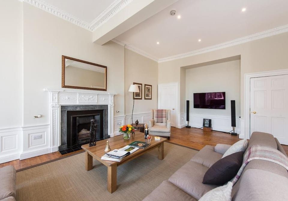 Food close-up, TV and multimedia, Living room, Food and drinks, Decorative detail, Seating area, Evening entertainment, Food, Guests, Entertainment, Drinks, Alcoholic drinks, Non alcoholic drinks, children, group of guests, Family