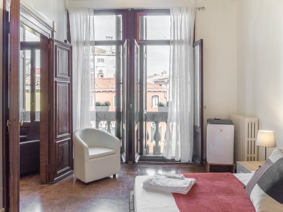Bedroom, City view