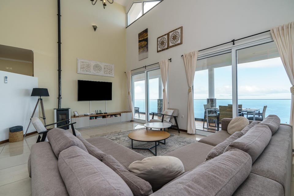 TV and multimedia, Living room, Seating area, Sea view