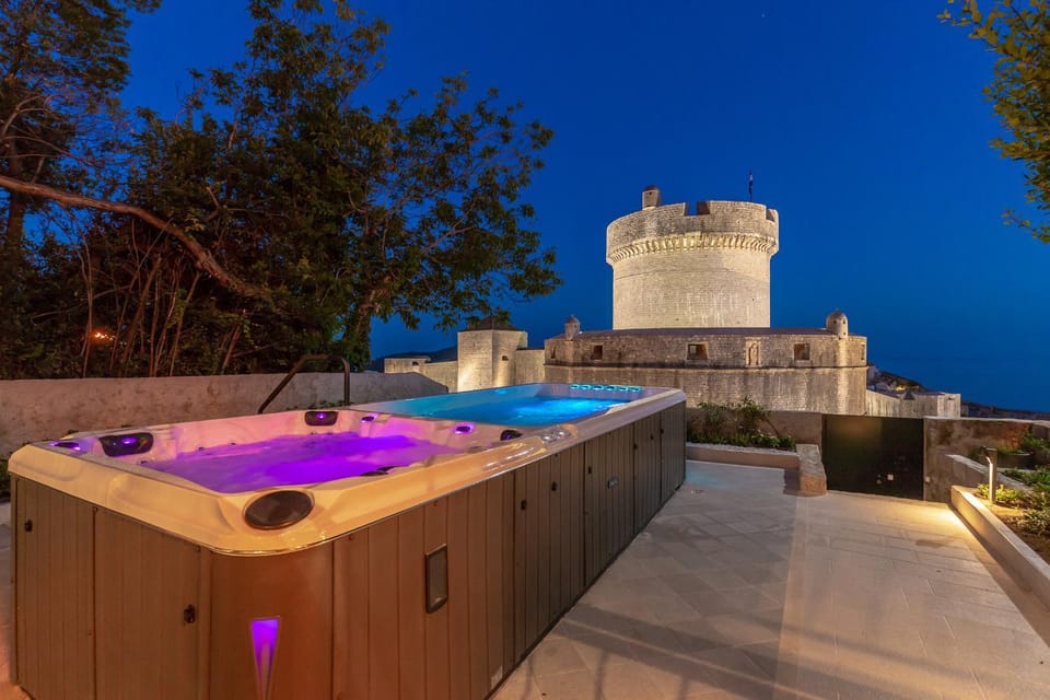 Night, Hot Tub, Balcony/Terrace, Landmark view