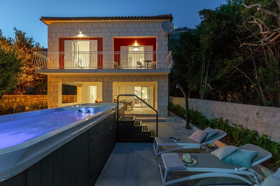 Property building, Night, Hot Tub, Balcony/Terrace