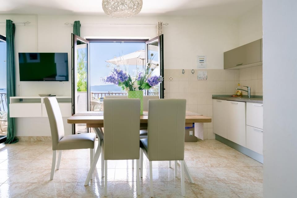 TV and multimedia, Kitchen or kitchenette, Living room, Dining area