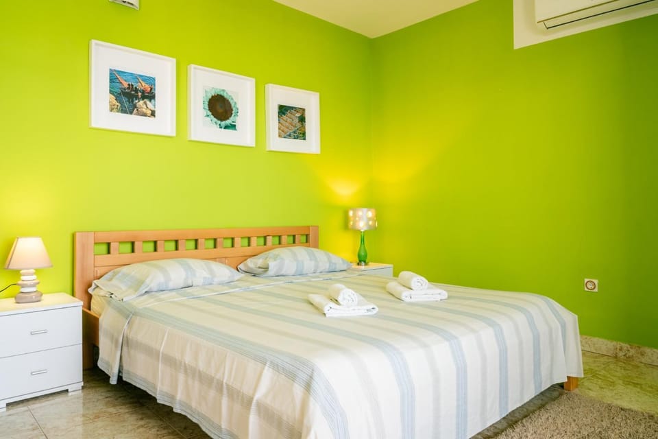 Bed, Photo of the whole room, Bedroom, towels, air conditioner