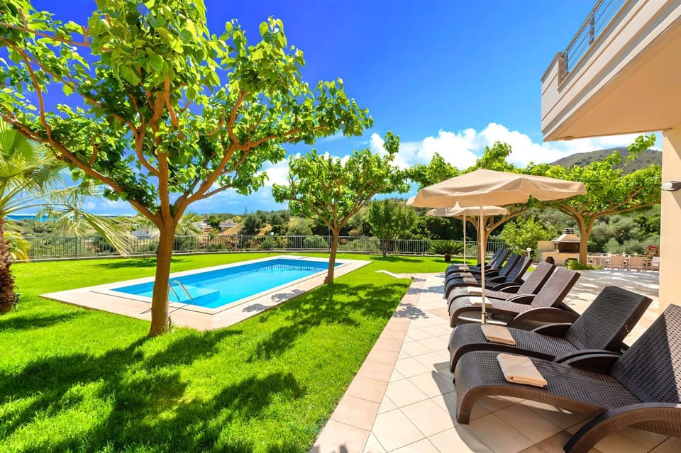Property building, Patio, Spring, Day, Natural landscape, Garden, Living room, Seating area, Garden view, Pool view, Swimming pool, sunbed