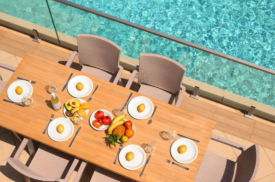 Day, Dining area, Pool view, Swimming pool, sunbed