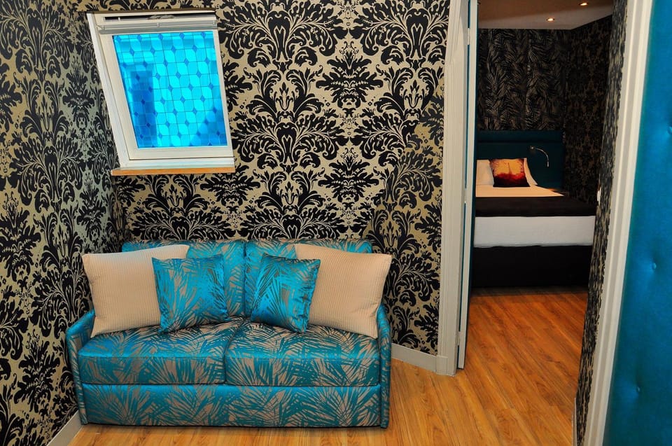 Photo of the whole room, Decorative detail