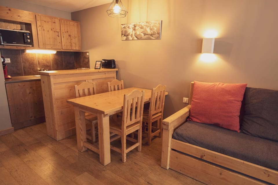 Kitchen or kitchenette, Seating area, Dining area