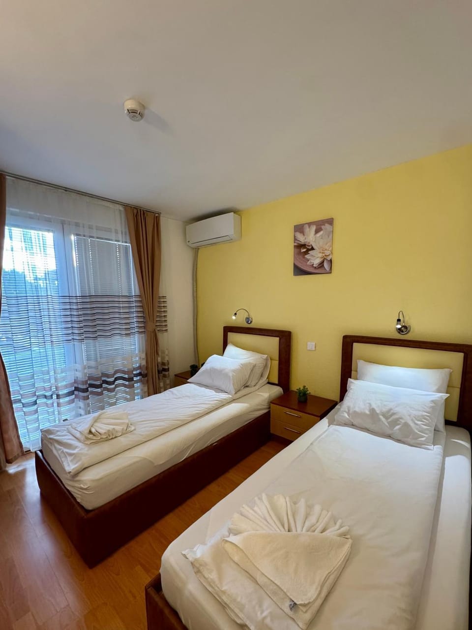 Bed, towels, air conditioner