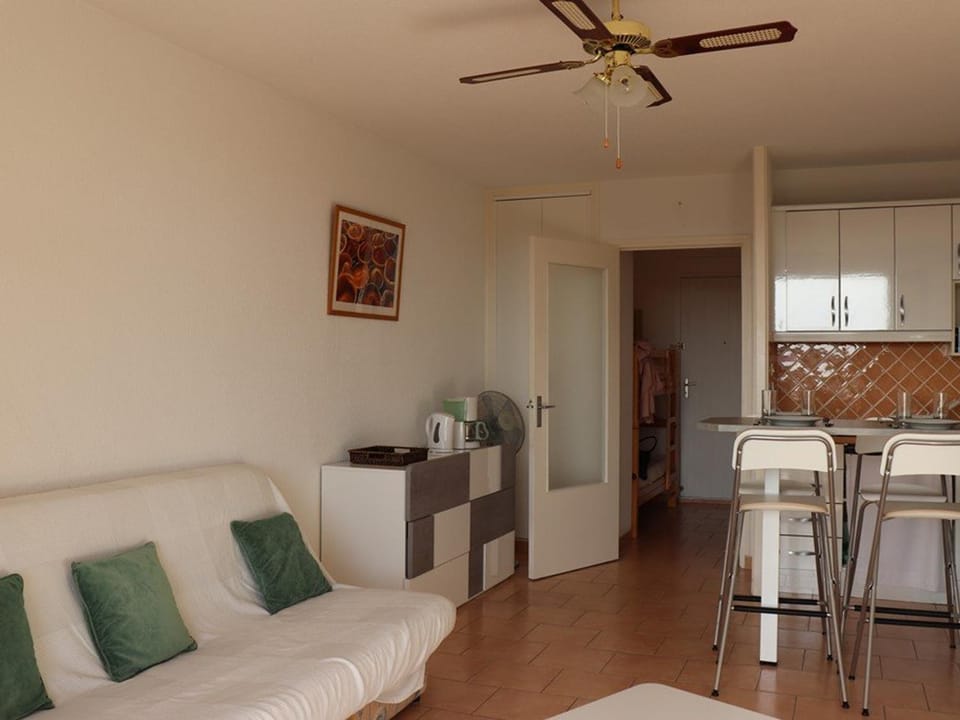 Studio-cabine lumineux avec terrasse, parking, proche plage - FR-1-100-119 Cabin in Cavalaire-sur-Mer