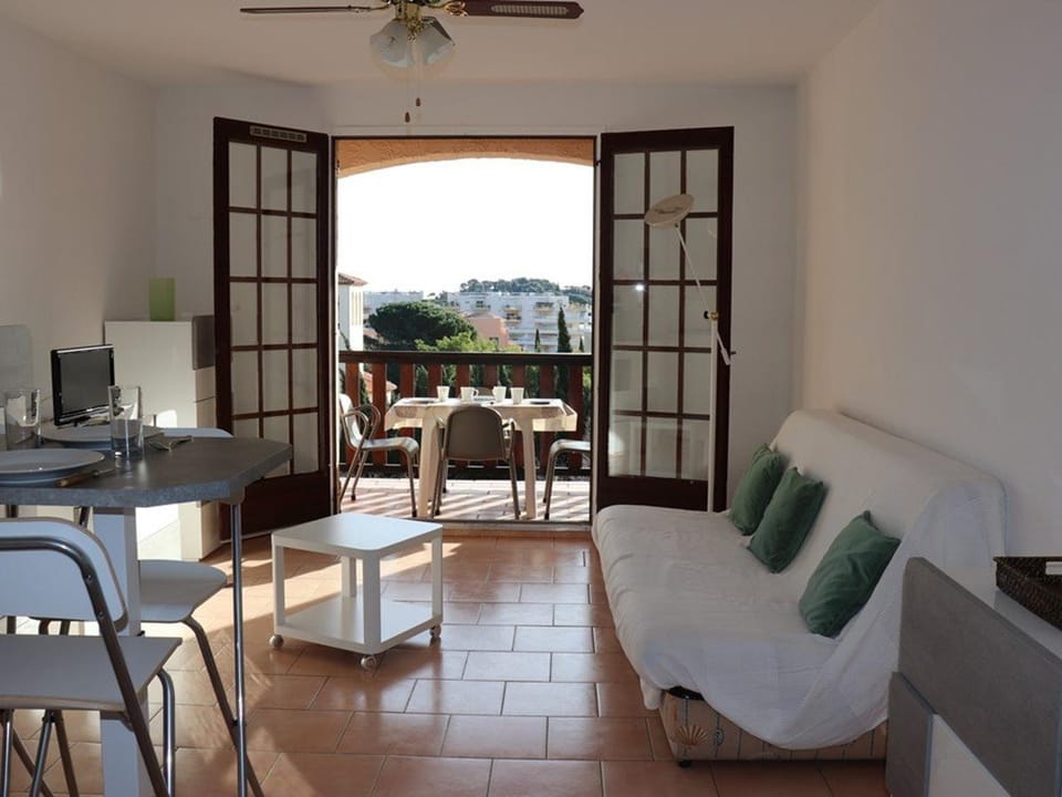 Studio-cabine lumineux avec terrasse, parking, proche plage - FR-1-100-119 Cabin in Cavalaire-sur-Mer