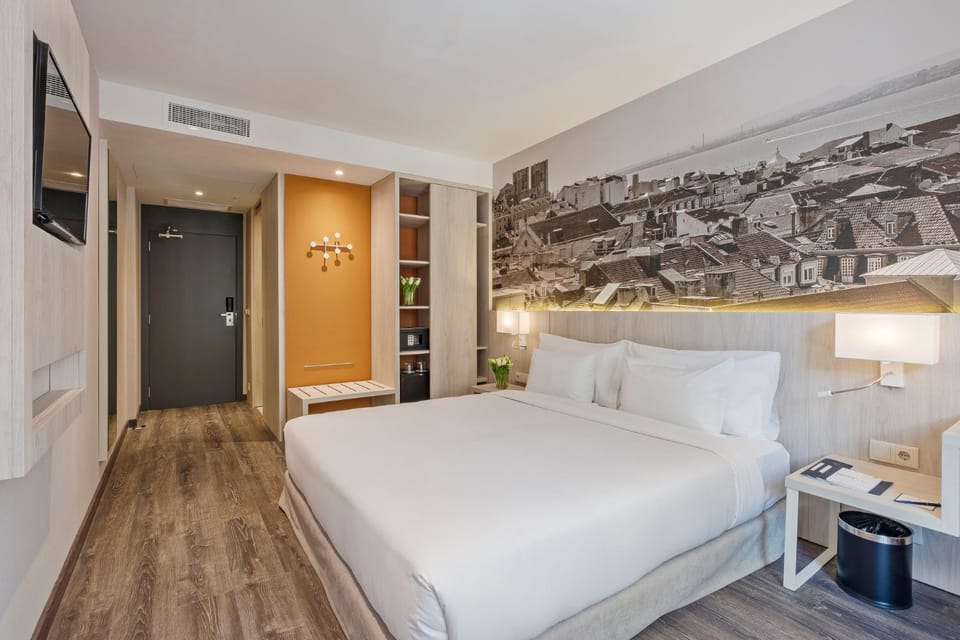 Bed, TV and multimedia, Photo of the whole room, Bedroom