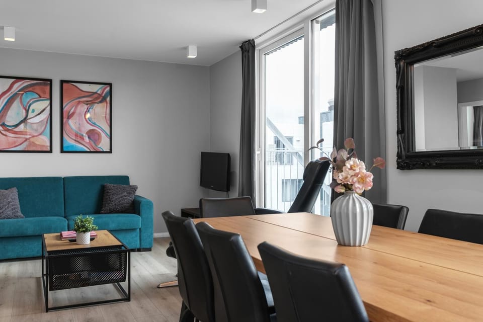 TV and multimedia, Living room, Seating area, Dining area