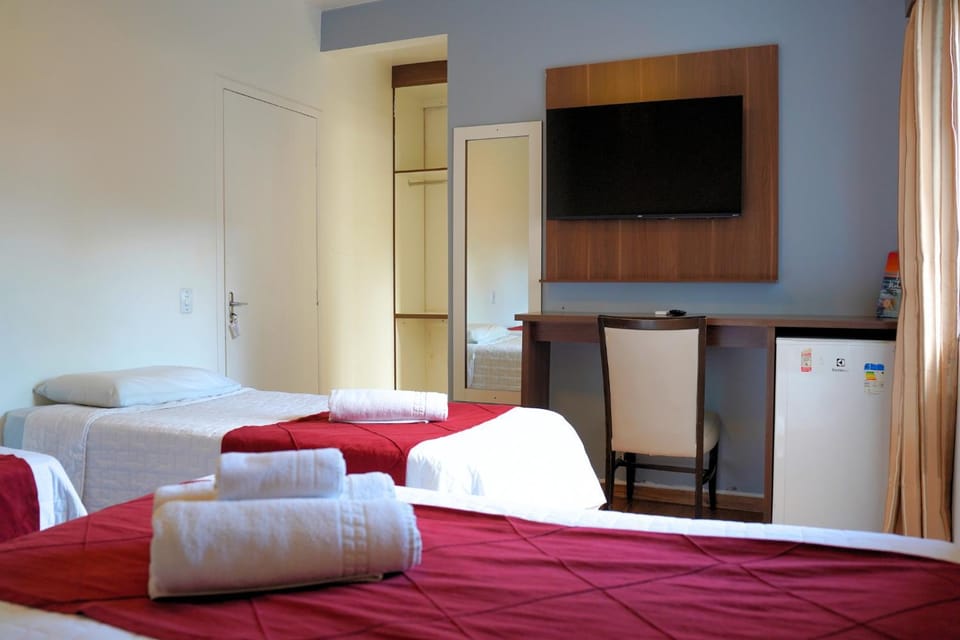 Bed, TV and multimedia, Photo of the whole room, Bedroom, towels
