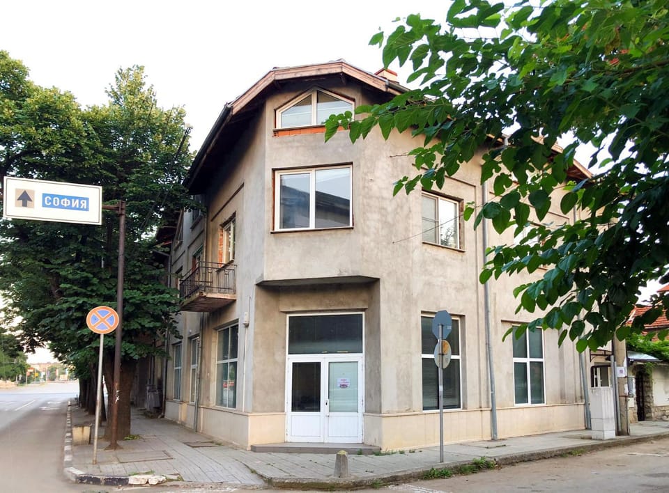Property building, Neighbourhood