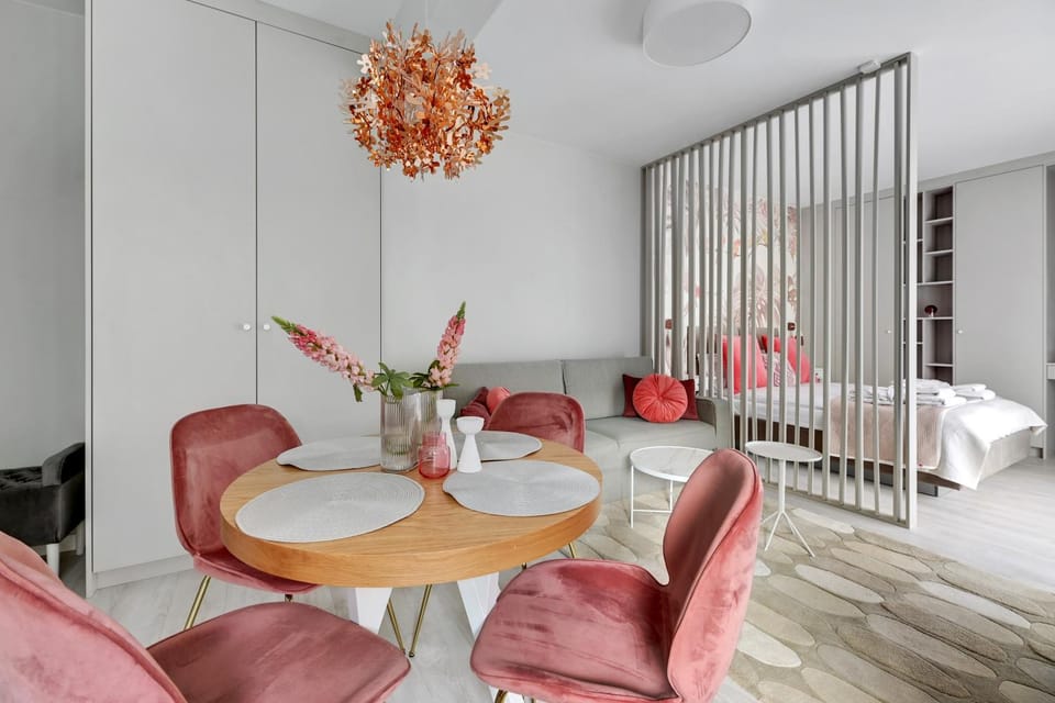 Coffee/tea facilities, Kitchen or kitchenette, Seating area, Dining area, Bedroom