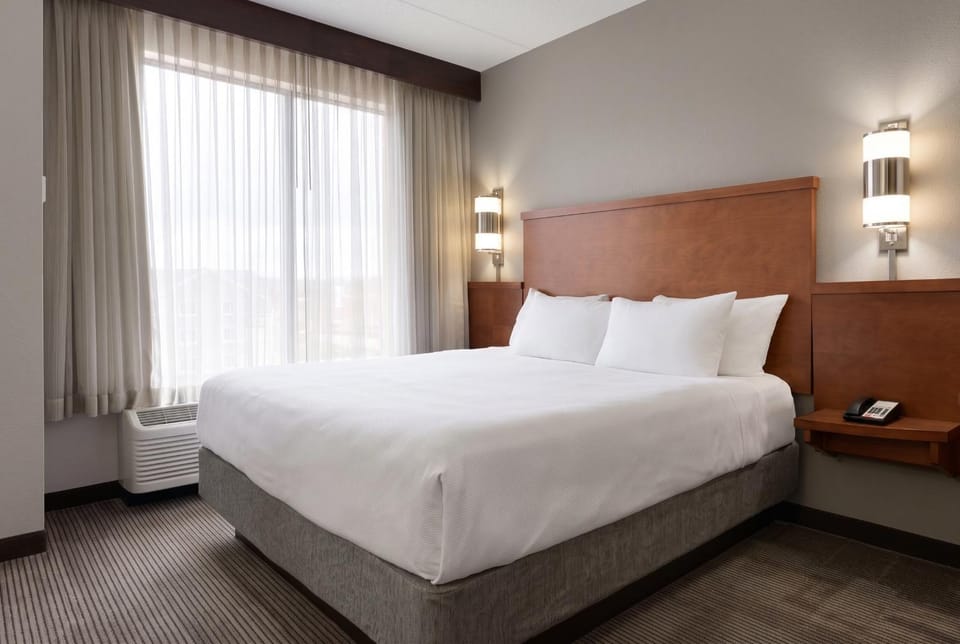 BNA Suites Hotel in Nashville