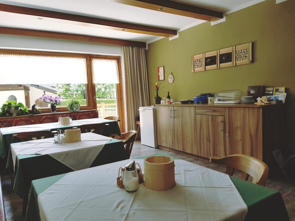 Continental breakfast, Buffet breakfast