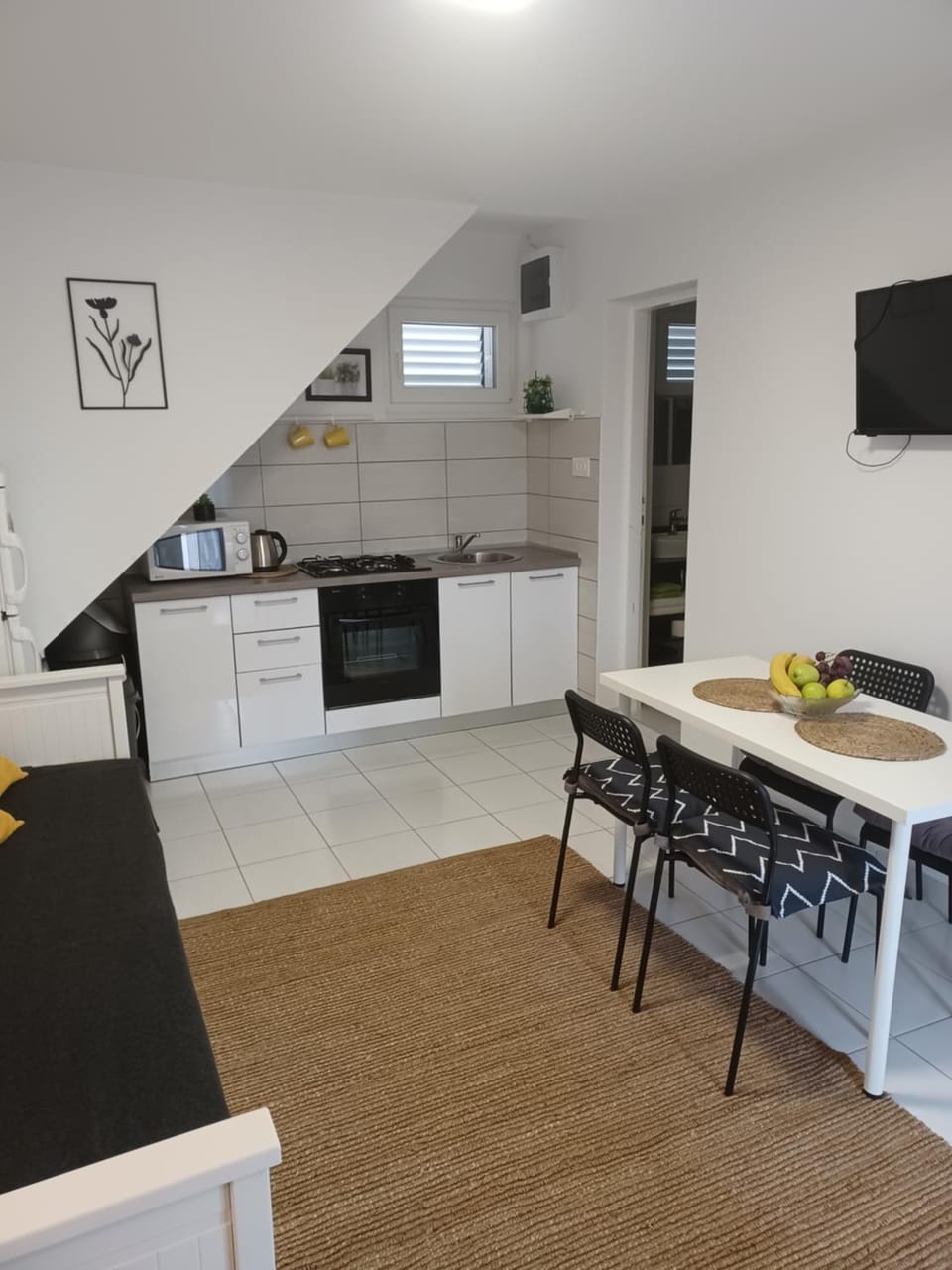 TV and multimedia, Kitchen or kitchenette, Living room, Dining area, oven, stove