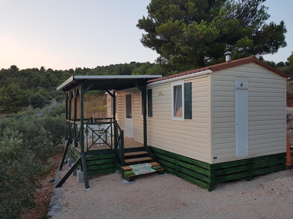 Property building, Facade/entrance, Balcony/Terrace