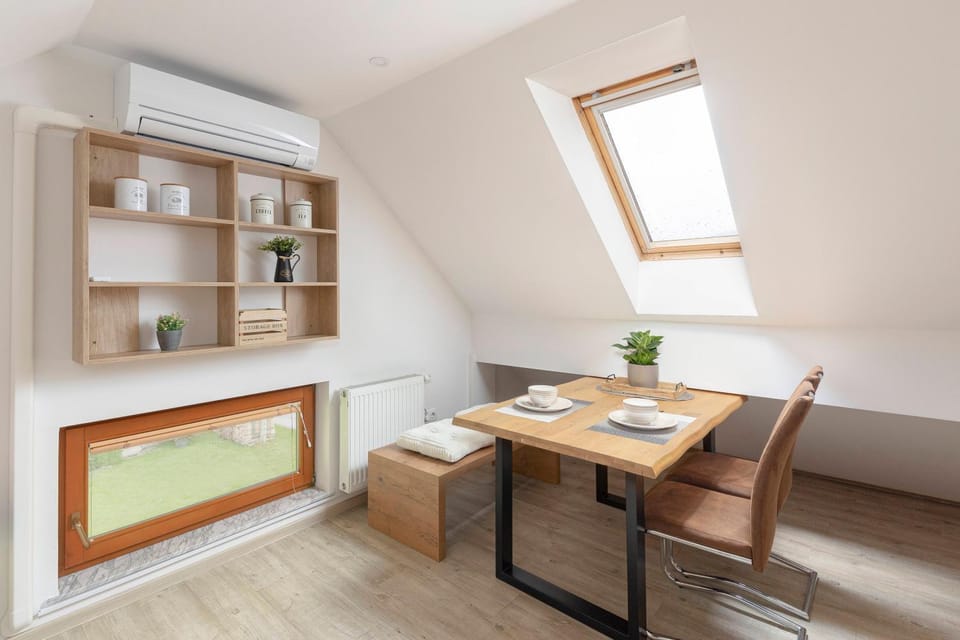 Seating area, Dining area, air conditioner