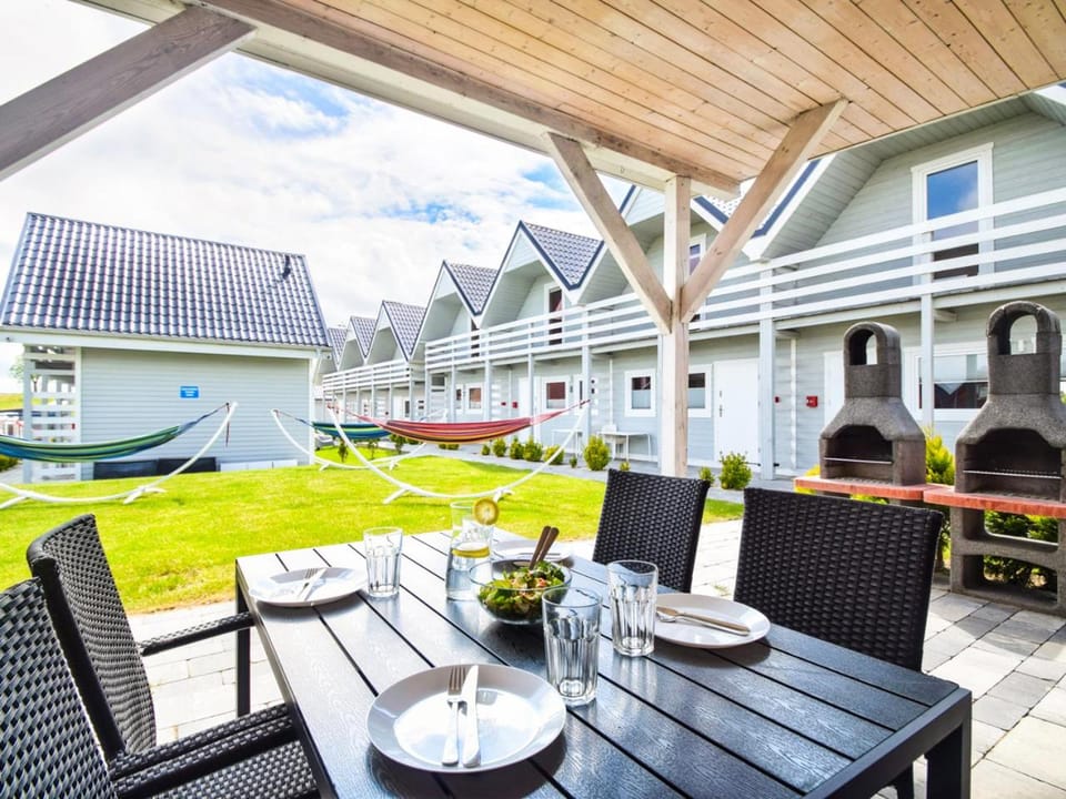 Property building, BBQ facilities, Garden, Balcony/Terrace, Decorative detail, Seating area, Garden view
