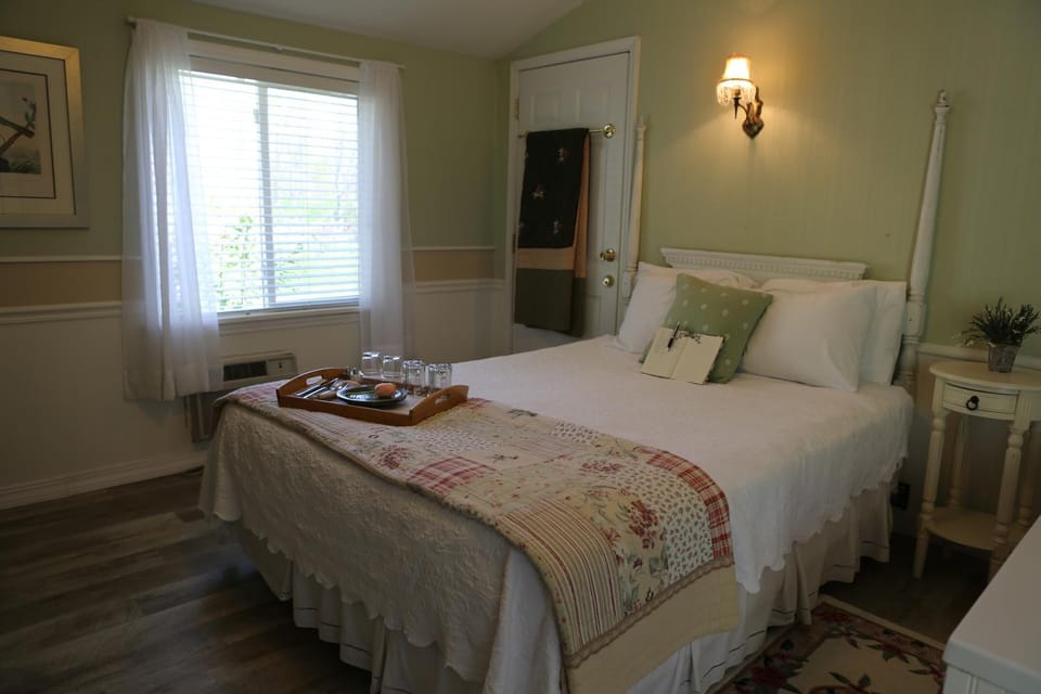 Martha's Vineyard B & B Bed and Breakfast in South Haven