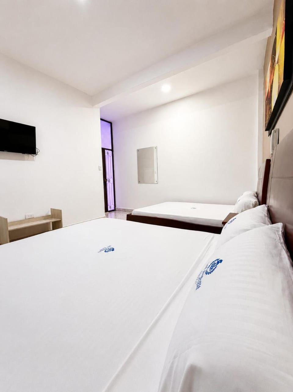Bed, TV and multimedia, Photo of the whole room, Bedroom