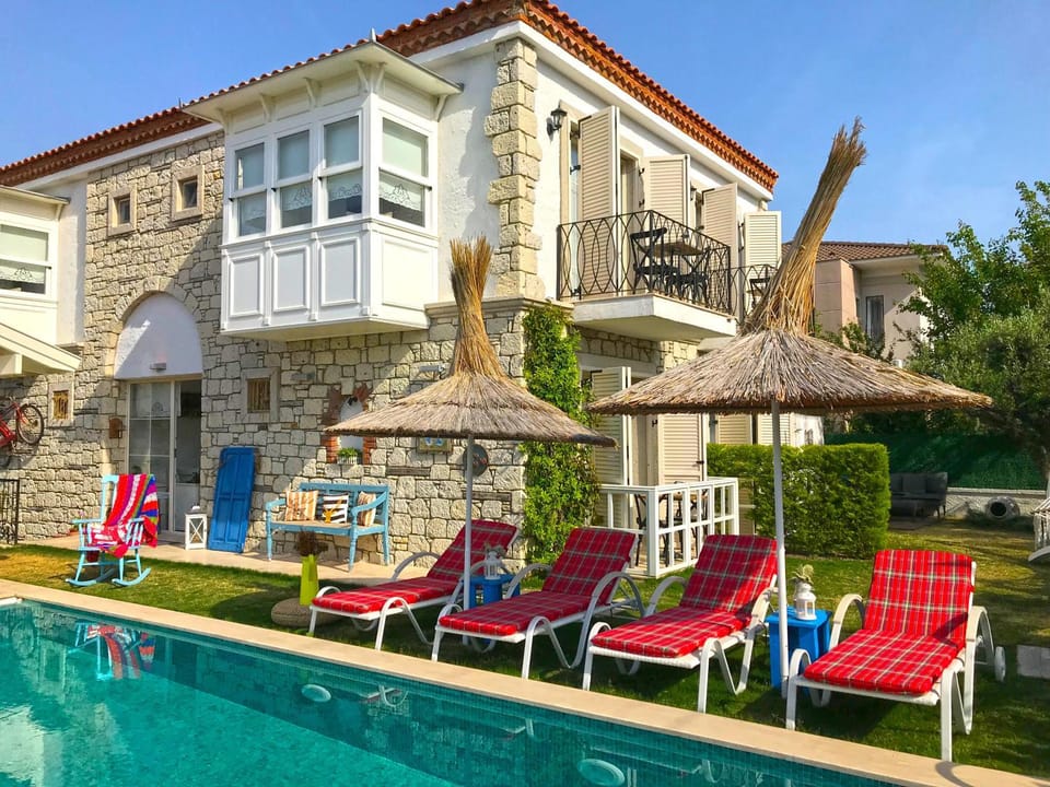 Property building, Swimming pool, Swimming pool