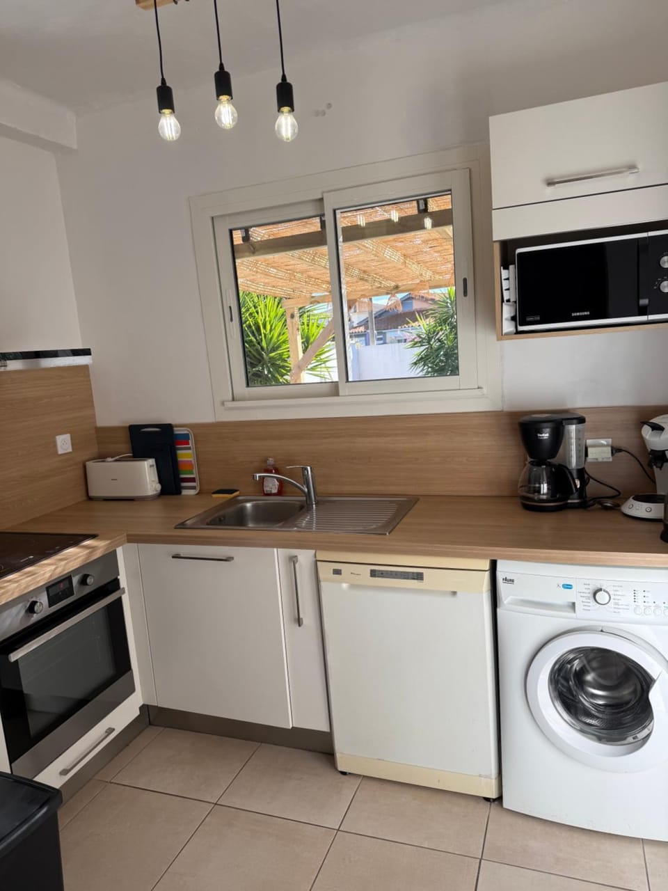 Coffee/tea facilities, Kitchen or kitchenette, dishwasher, oven, stove, toaster, washing machine