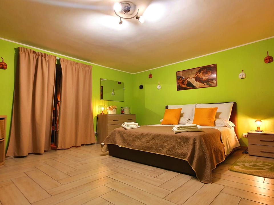 Bed, Photo of the whole room, Bedroom, fireplace