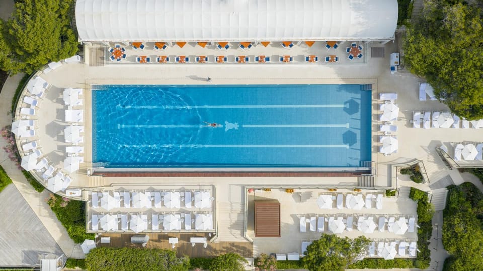 Restaurant/places to eat, Day, Pool view, Swimming pool, sunbed