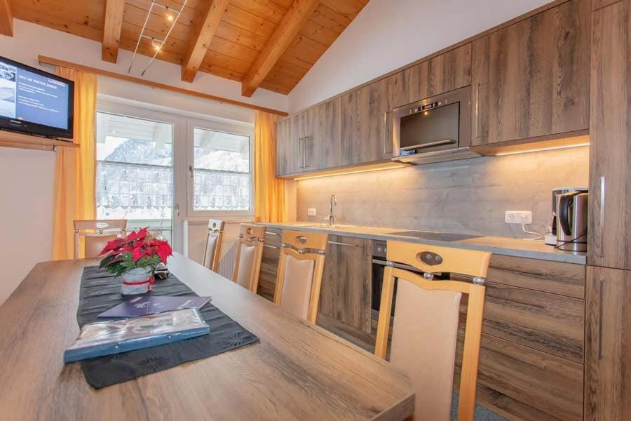 Kitchen or kitchenette, Dining area, dishwasher, minibar, pet friendly, stove, toaster