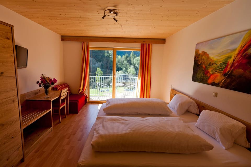 Balcony/Terrace, Bedroom, Mountain view, River view