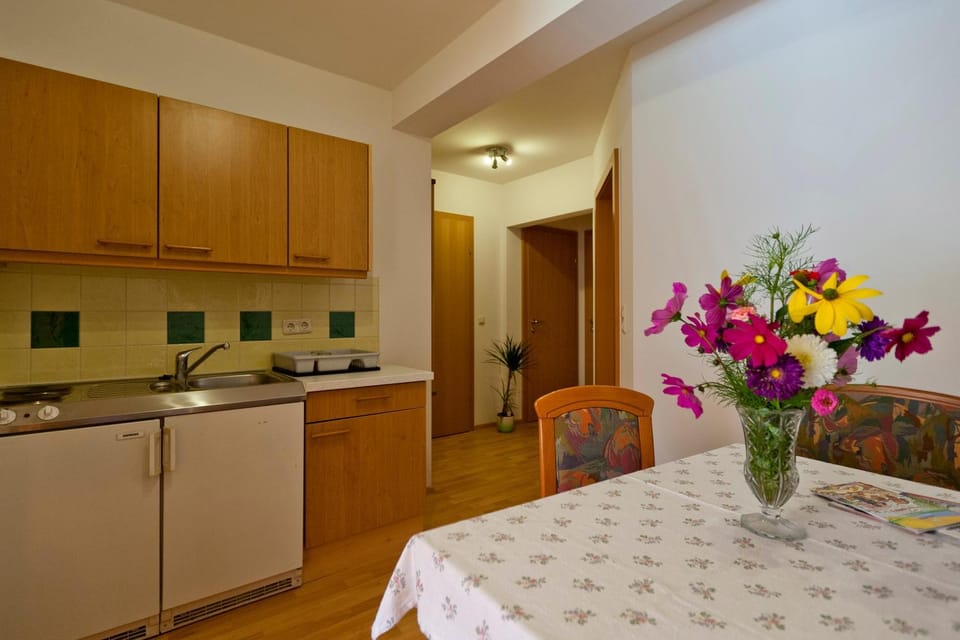 Coffee/tea facilities, Seating area, Dining area, Family