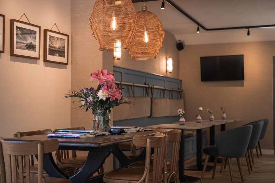 Seating area, Breakfast