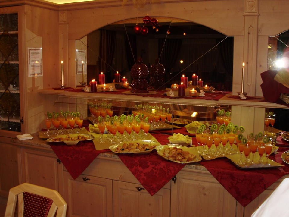 Restaurant/places to eat, Food, Meals, Dinner, Alcoholic drinks, Non alcoholic drinks