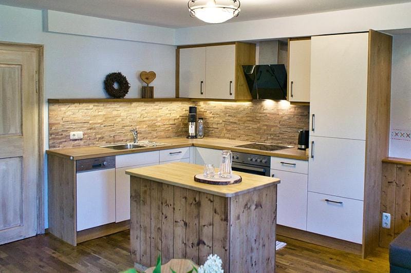 Kitchen or kitchenette, dishwasher, stove