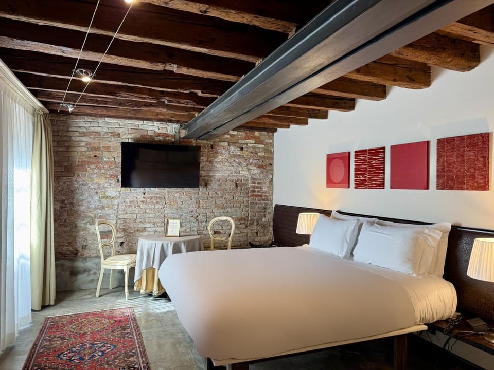 Bed, TV and multimedia, Bedroom