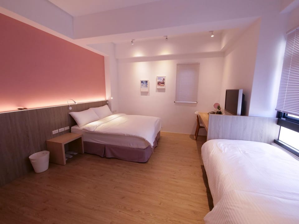 Bed, TV and multimedia, Photo of the whole room